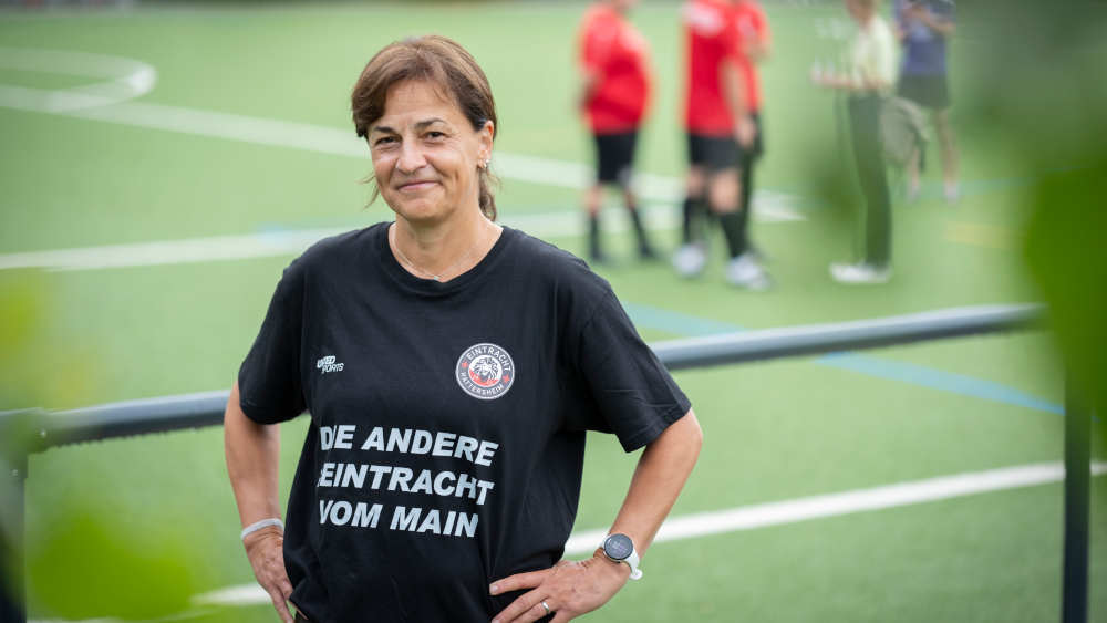 Tanja Klemm, Vorstandsvorsitzende des Vereins Eintracht Hattersheim, waehrend des Fussballtrainings der inklusiven Mannschaft auf dem Sportplatz in Hattersheim