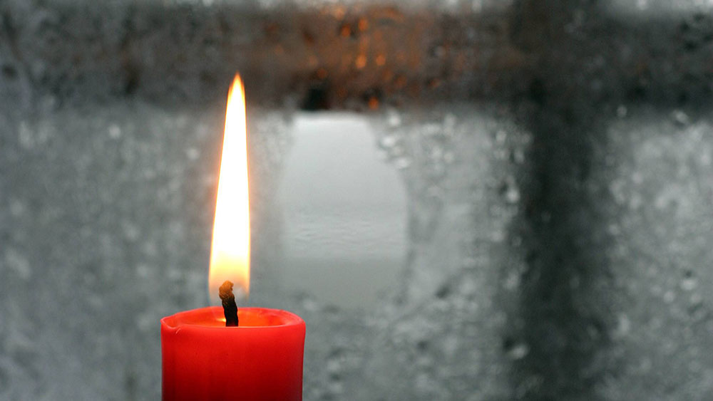 Ein Licht im Fenster wärmt die Seele (Symbolbild)