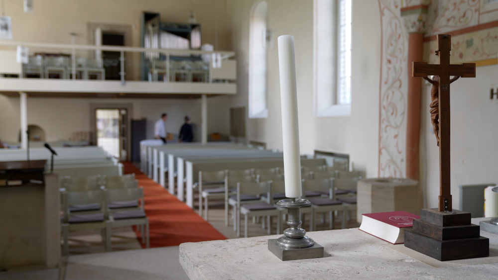 Unter der Orgelempore hat die Gemeinde zwei Betten aufgestellt