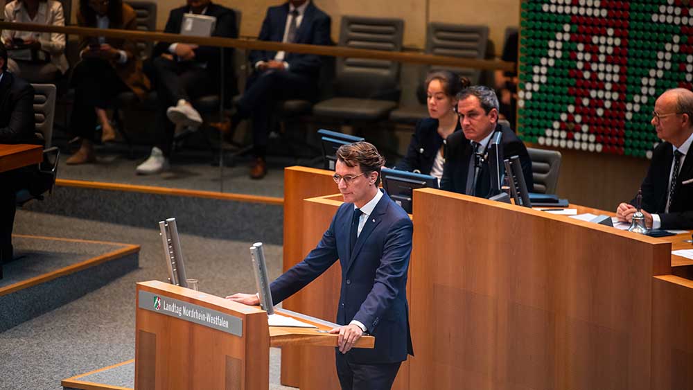 Im NRW-Landtag fordert Ministerpräsident Hendrik Wüst eine schärfere Asylpolitik