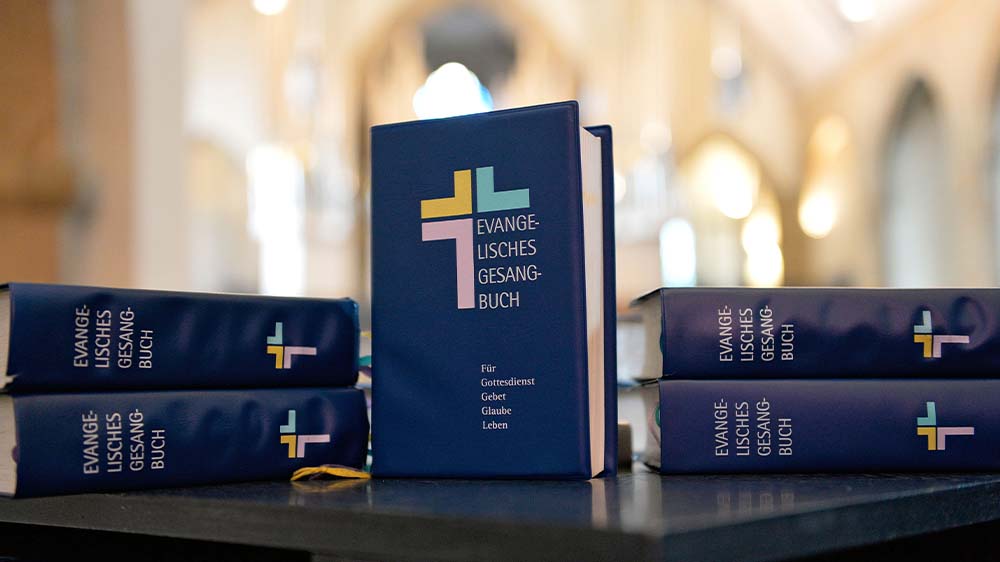 Der Rat der EKD hat in Zusammenarbeit mit allen evangelischen Landeskirchen entschieden, dass das Evangelische Gesangbuch aus den 90er Jahren gemeinsam überarbeitet werden soll