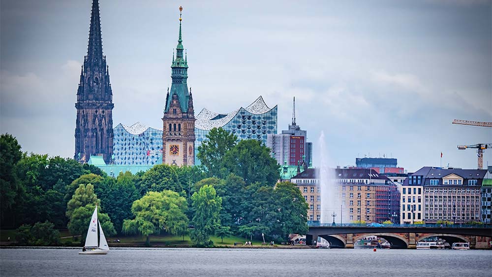 Pilgern geht auch in der City: Zum Beispiel an der Alster entlang