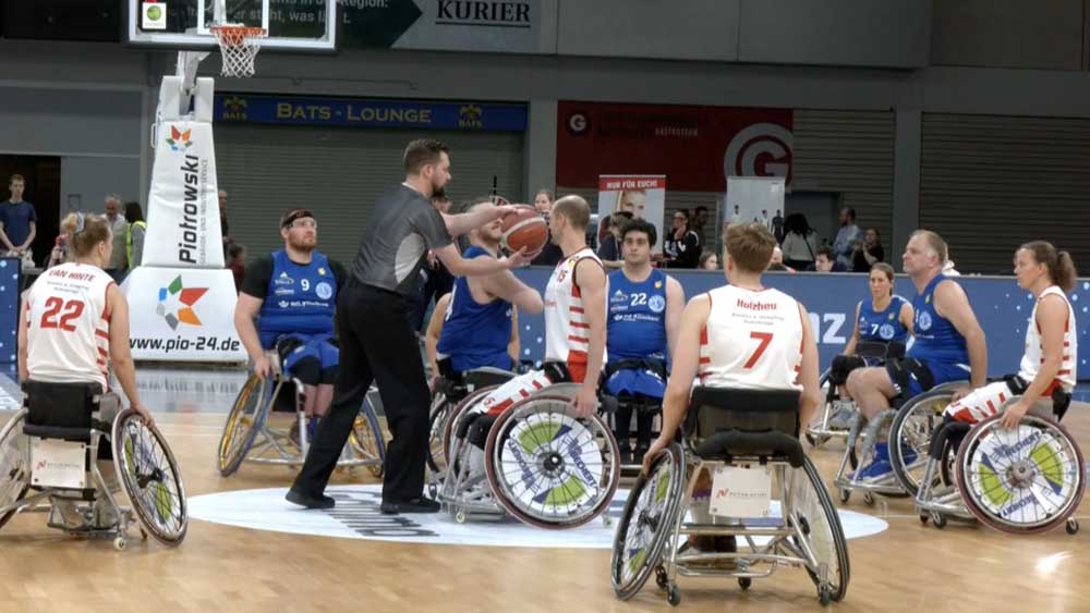 Beim Rollstuhlbasketball spielen Frauen und Männer in einem Team