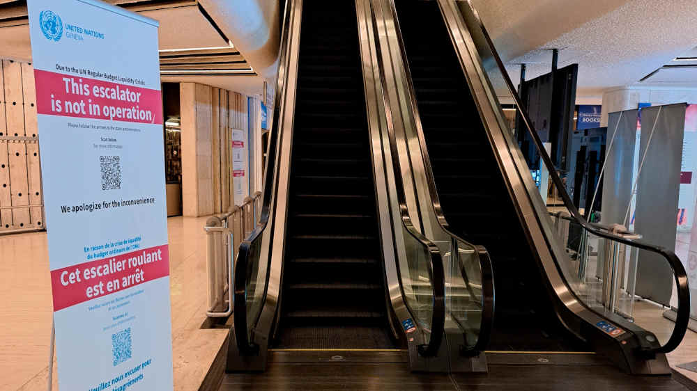 Schilder im Genfer UN-Gebäude verweisen auf eine stillgelegte Rolltreppe