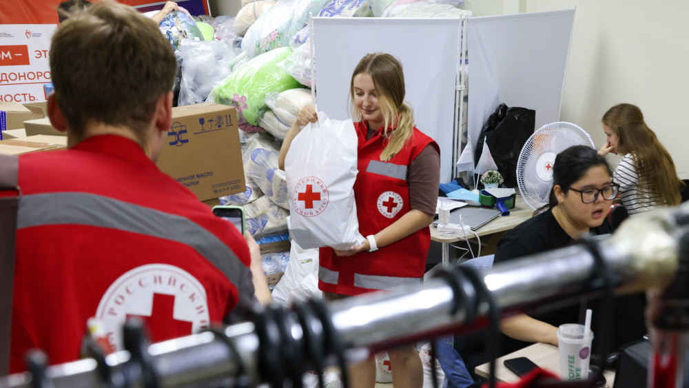 Freiwillige leisten humanitäre Hilfe für Evakuierte aus den Grenzgebieten der Ukraine