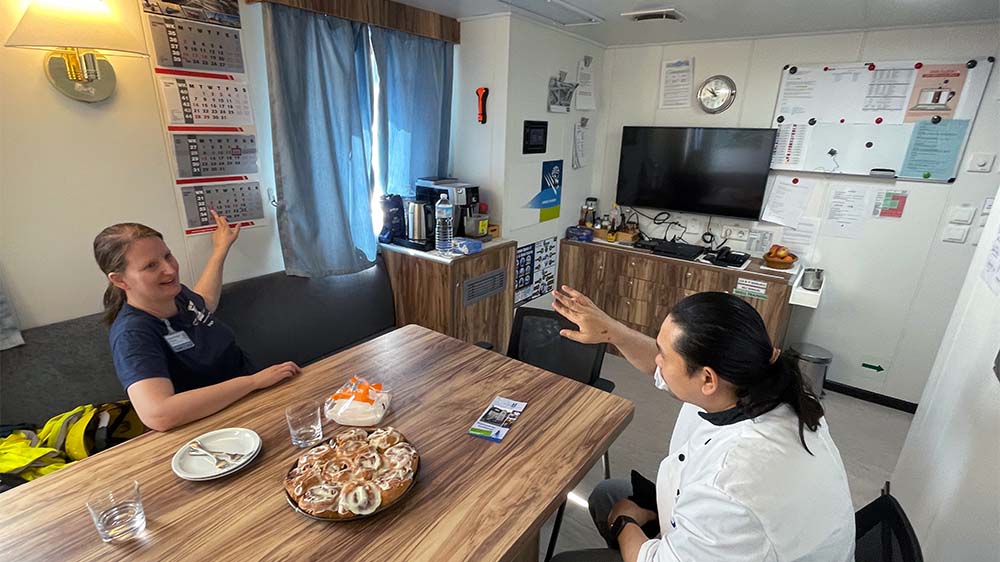 Quatschen mit Zimtschnecken: Schiffskoch Frederic Macauba in der Messe der Corelli, einem Chemie-Tanker im Cuxhavener Hafen. Links sitzt Inga Thom