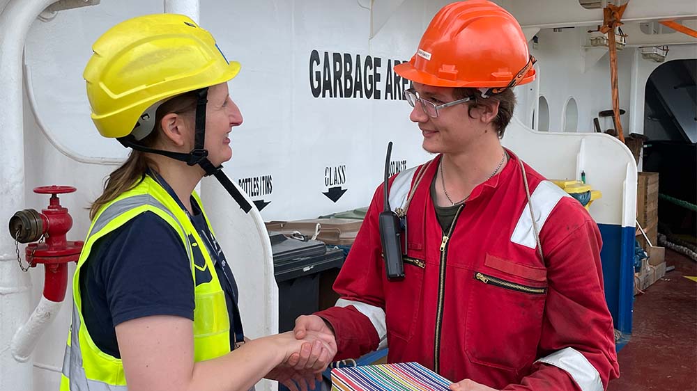 Image - Unterwegs mit der Seemannsmission: Inga Thom kommt an Bord