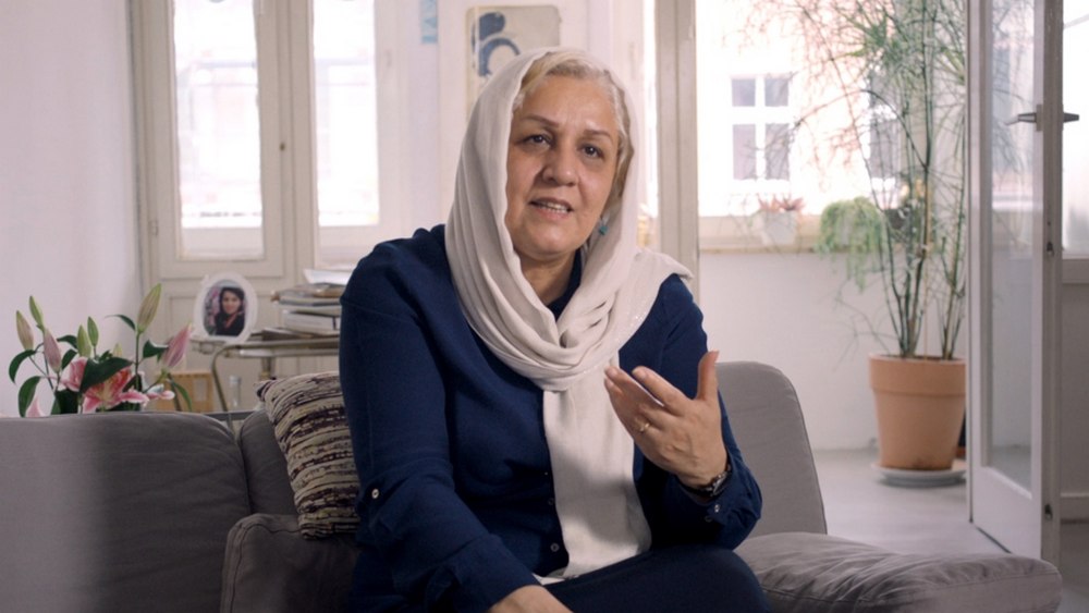 Die Mutter Shole Pakravan gibt der ARD-Doku ein Interview