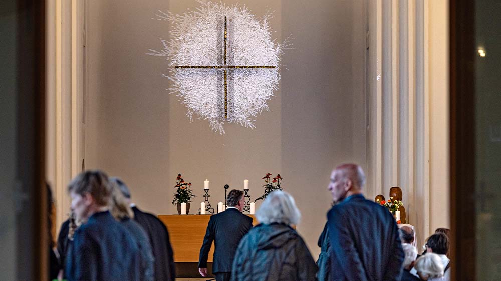 Es kamen so viele Menschen zum Trauergottesdienst in Solingen, dass die Plätze nicht ausreichten