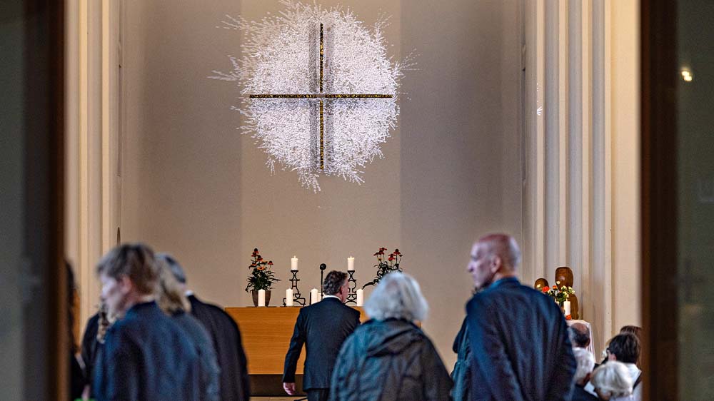 Es kamen so viele Menschen zum Trauergottesdienst in Solingen, dass die Plätze nicht ausreichten