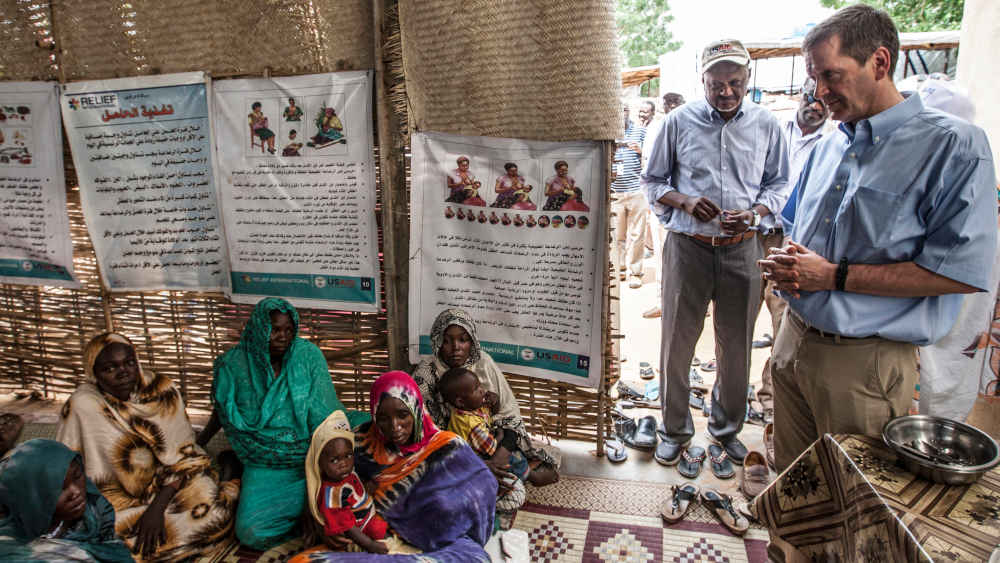 Gesundheitsklinik, die sudanesischen Menschen hilft, die durch den Konflikt in Darfur vertrieben wurden