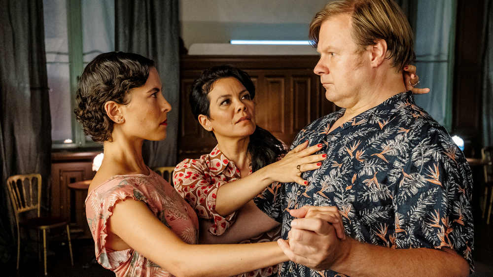Maresa (Kara Wenham, Mitte) überprüft die Tangohaltung bei Frank (Michael A. Grimm) und Julia (Amanda da Gloria)