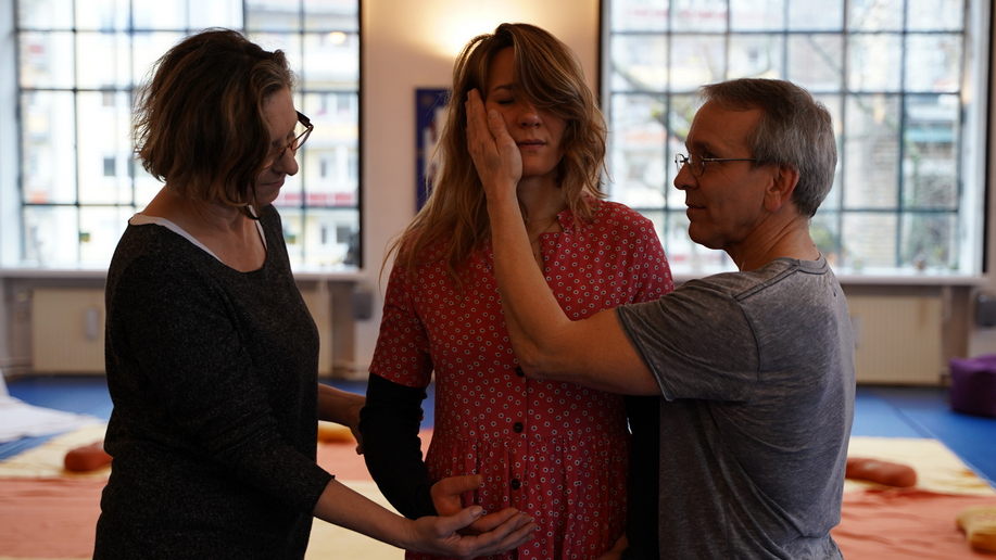 Im geschützten Raum Nähe erfahren – Jasmina Neudecker (Mitte) nimmt an einer Kuschelparty teil