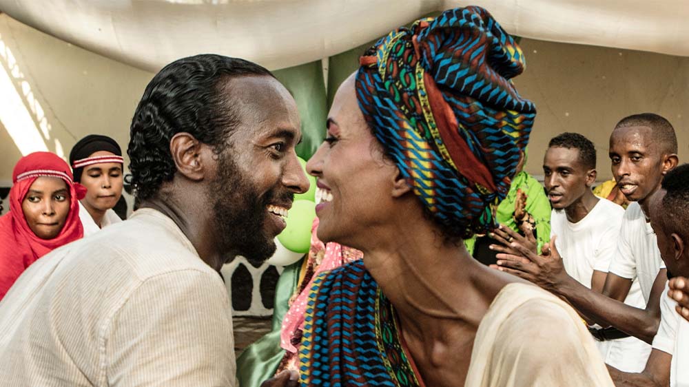 Sind ein Team: Guled (Omar Abdi, vo.li.) und Nasra (Yasmin Warsame, vo.re.)