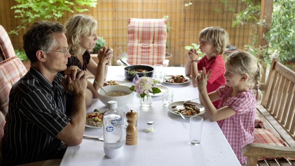 Tischgebete gehören für einige Familien zum Essen dazu