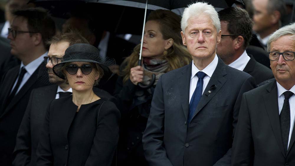 Bild von 2017: Die Witwe Maike Kohl-Richter, der ehemalige US-Präsident Bill Clinton und Jean-Claude Juncker beim Staatsakt auf dem Domplatz