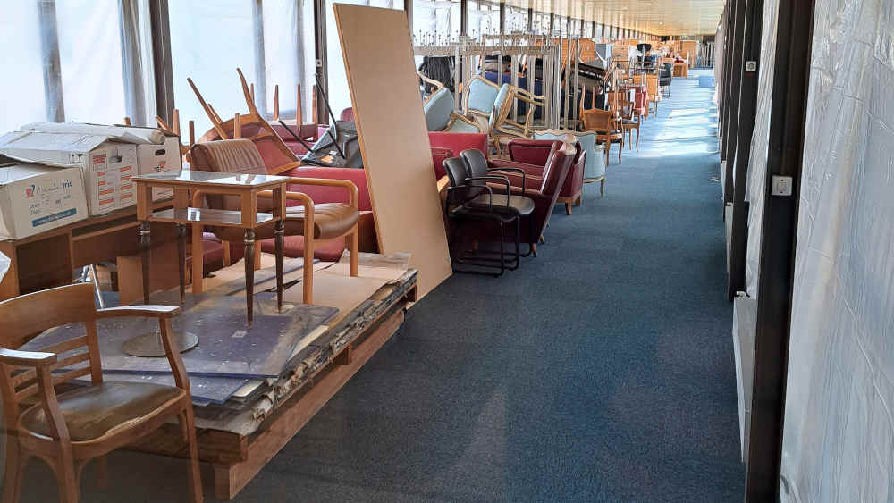 Alte Möbel warten auf den Abtransport im Genfer UN-Gebäude Palais des Nations, dem europäischen Hauptsitz der Vereinten Nationen in Genf