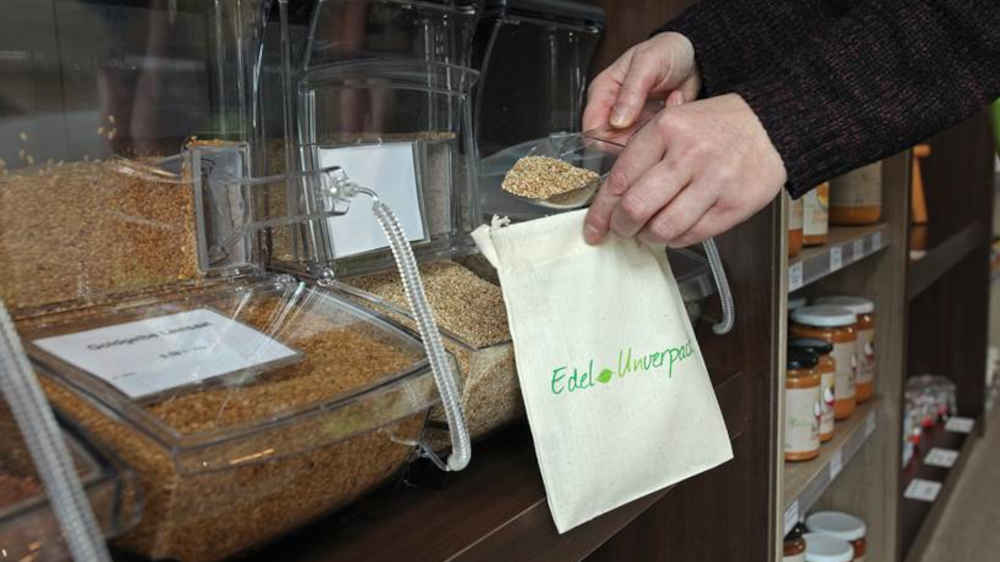 Meist jüngere Menschen kaufen Unverpackt-Waren wie Nudeln, Nüsse, Gewürze oder Gummibärchen