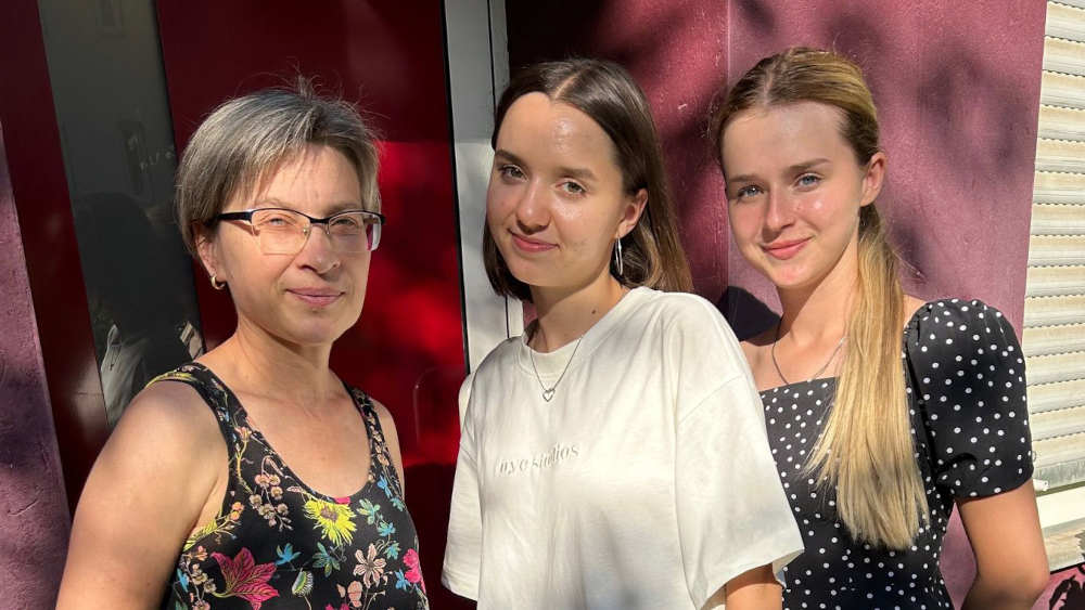 Valentyna Sobetska (li.) vom Verein Kinderhilfe Ukraine Rhein-Neckar für Novograd- Volynskij und die beiden Ukrainerinnen Anastasia und Kateryna (re.) in Ludwigshafen (Foto vom 15.08.2024)
