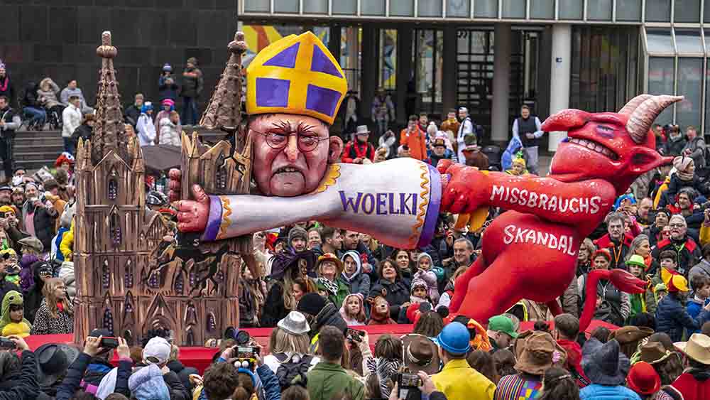 Der Woelki-Wagen aus dem Düsseldorfer Karneval kommt ins Museum