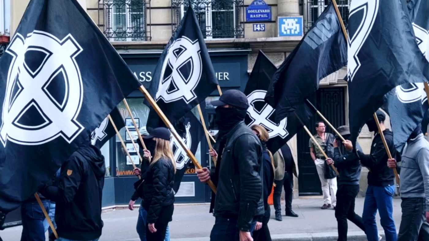 Eine neofaschistische Gruppe protestiert in Paris