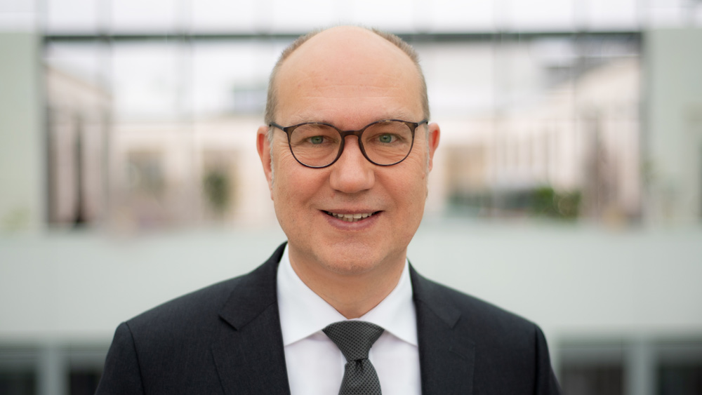 Rüdiger Schuch ist Pfarrer und seit 2024 Präsident der Diakonie Deutschland und Vorstandsvorsitzender des Evangelischen Werkes für Diakonie und Entwicklung