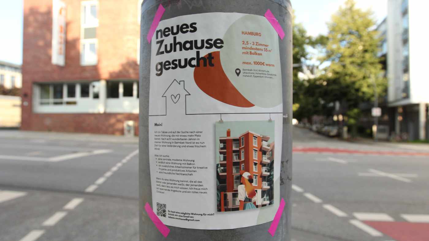 An einem Laternenpfahl klebt ein Zettel mit dem Wohnungsgesuch einer Frau, die eine Wohnung im Stadtteil Barmbek sucht