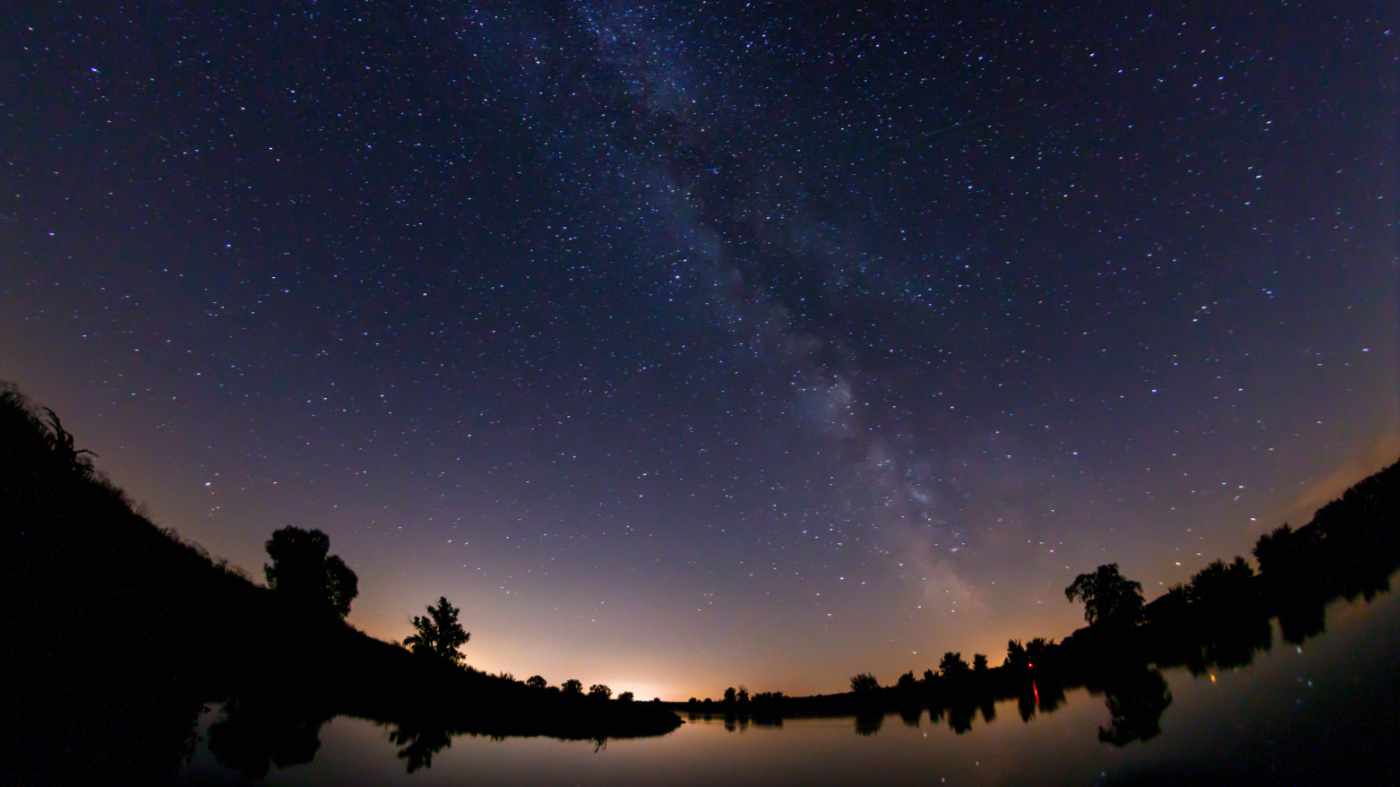 Hoffen auf eine Sternschnuppe: Blick in den nächtlichen Himmel mit der Milchstraße