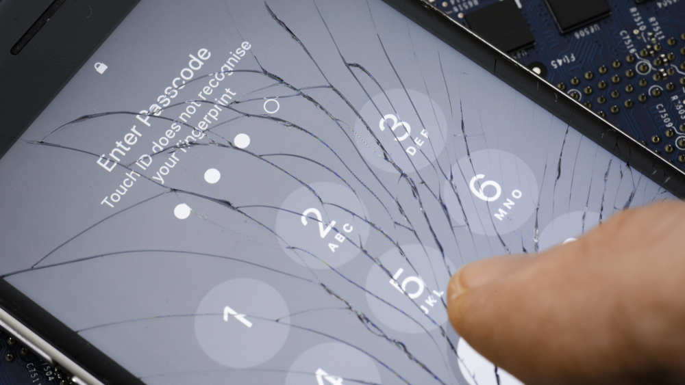 Jeder Dritte, der in den vergangenen fünf Jahren mit einem kaputten Smartphone zu kämpfen hatte, ließ es einer Umfrage zufolge reparieren