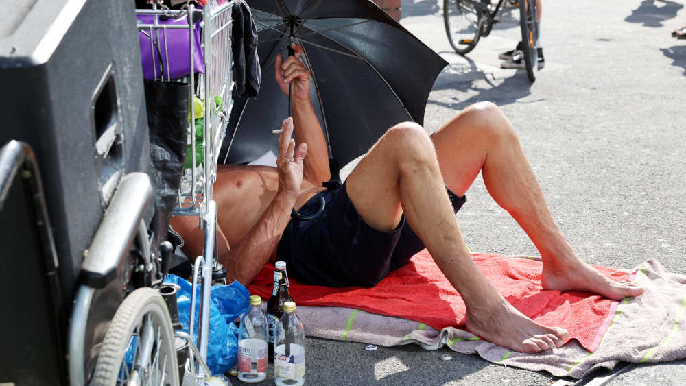 Hitzetage stellen nach Einschätzung der Diakonie insbesondere für Menschen, die ohne festen Wohnsitz auf der Straße leben, eine große Gefährdung dar