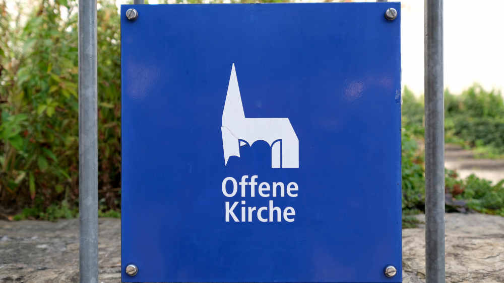 Schild "Offene Kirche" vor der Klosterkirche der Jesus-Bruderschaft Gnadenthal in Hessen