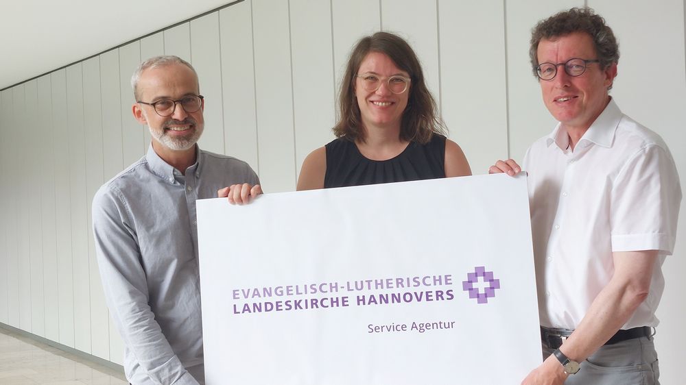 Neuer Name, besserer Service? Mirko Peisert, der Direktor der neuen "Service Agentur" (links), Geschäftsführerin Gesa Schreeb und der Vizepräsident des Landeskirchenamts in Hannover, Ralph Charbonnier, setzen auf Teamwork
