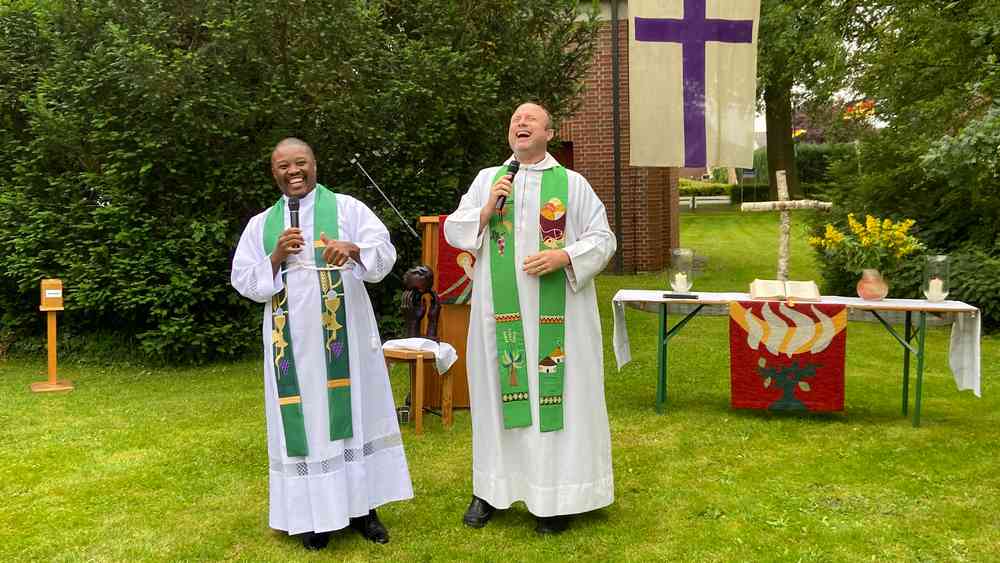 Buchstabieren kulturelle Unterschiede in Gottesdiensten durch: Ntuthuko Nkosi (l.) und Joachim Lüdemann. Jetzt haben sie auch ein Podcast zur kulturellen Vielfalt gestartet.