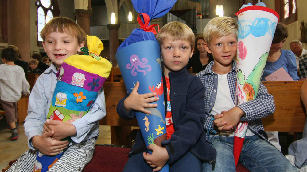 Die gute alte Schultüte begleitet die Kinder auch in den Einschulungsgottesdienst, wie auf diesem Archivbild.