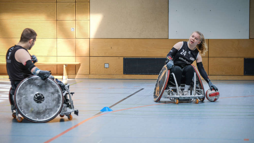 Rollstuhlrugbyspieler Marco Herbst (35) und Mascha Mosel (21) beim Training in der Turnhalle der Akademie des Sports in Hannover (Foto vom 07.08.2024)