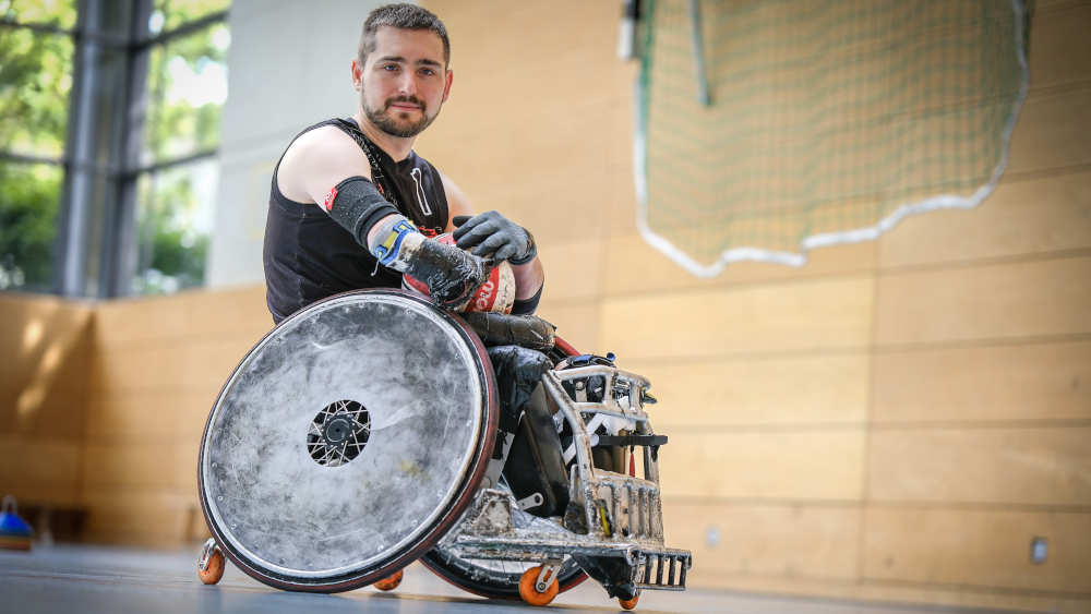 Eine Art Stahlkäfig schützt die Füße und Beine. Doch die Stühle können durch die Wucht eines Aufpralls umkippen