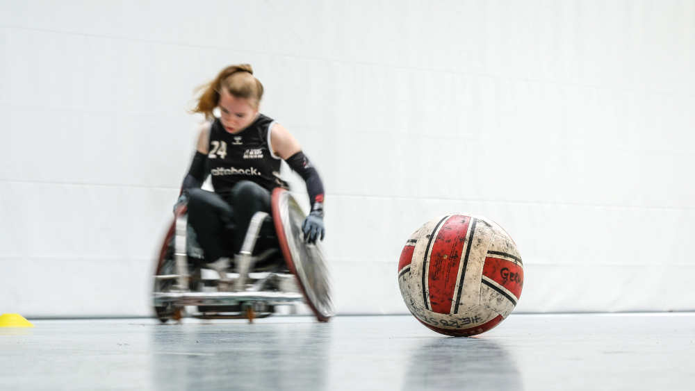 Rollstuhlrugbyspielerin Mascha Mosel (21) beim Training in der Turnhalle der Akademie des Sports in Hannover. Vom 28. August bis zum 8. September wird die Hannoveranerin mit der deutschen Nationalmannschaft bei den Paralympics in Paris um Medaillen kämpfen.