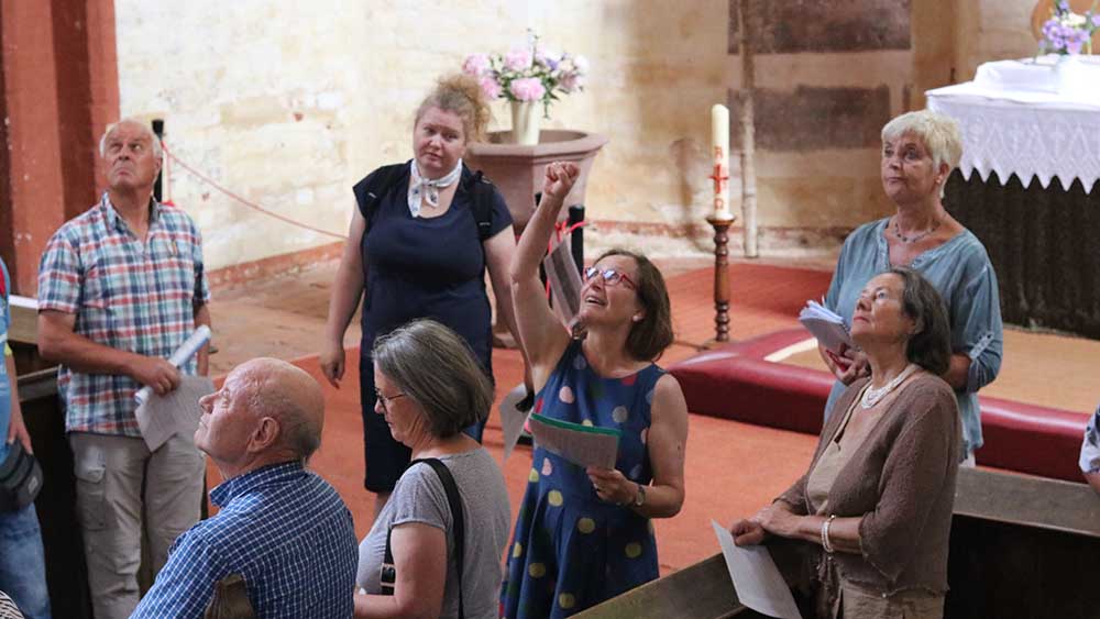 Maria Pulkenat (Mitte) führt Interessierte durch das Gotteshaus in Kirchdorf auf Poel