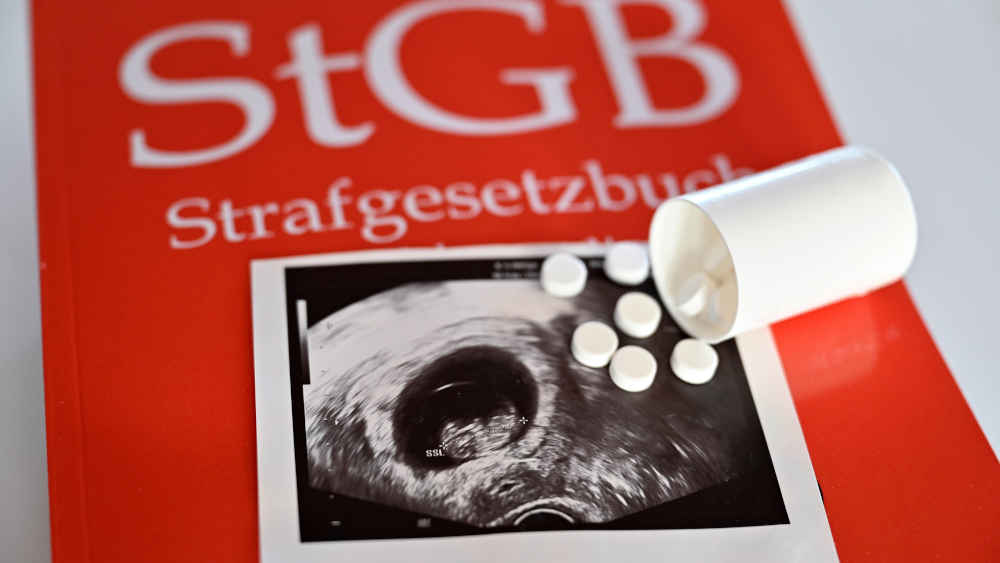 Ungewollt schwanger. Für viele Frauen ist das ein echtes Dilemma. Denn nach wie vor ist ein Schwangerschaftsabbruch in Deutschland rechtswidrig