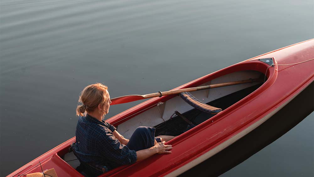 Kerstin (Christina Große) sucht beim Paddeln auf der Mecklenburger Seenplatte Abstand vom Tod ihres Vaters