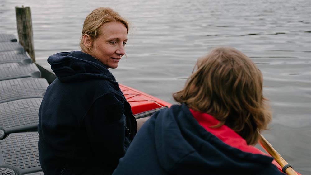 Kerstin (Christina Große) und Thomas (Karsten Antonio Mielke) sprechen sich endlich aus