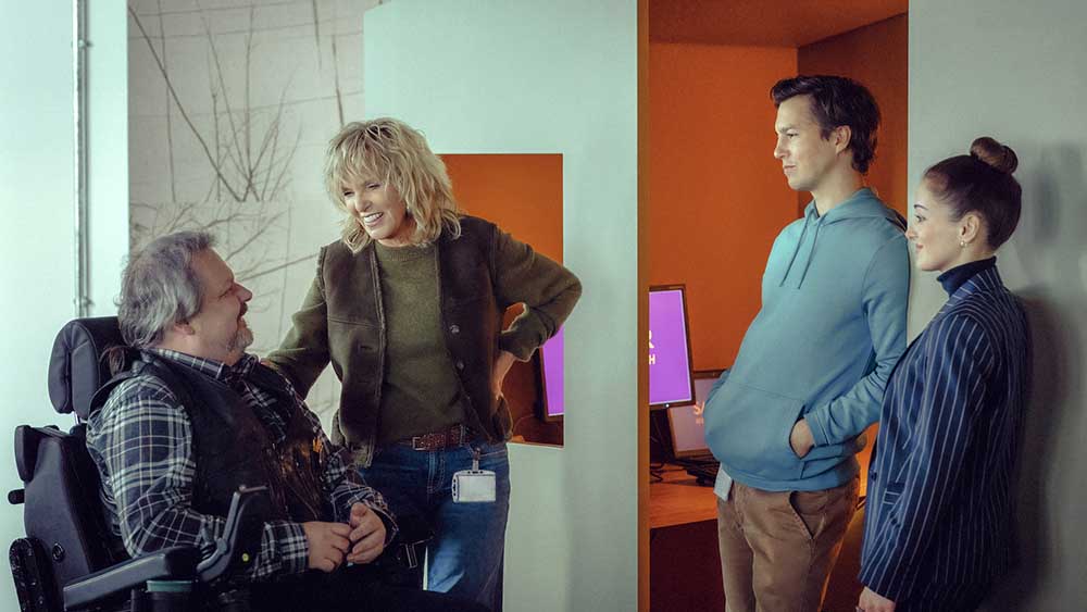 Barbara (Ulrike Kriener, 2.v.l.) spannt Bernd (Ulrich Bähnk, l.) ein und lässt ihn für sich arbeiten