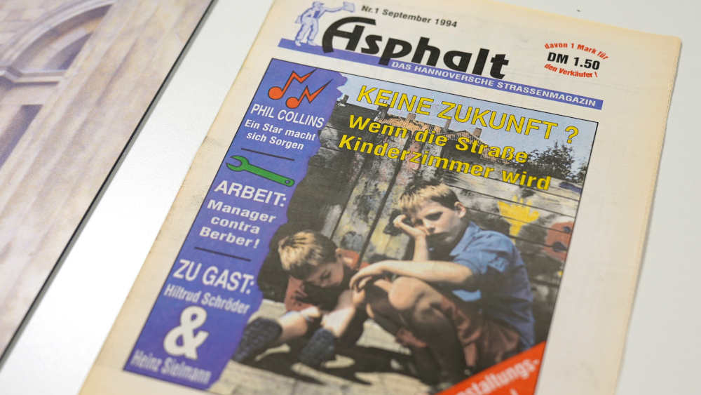 Die erste "Asphalt"-Ausgabe von September 1994: Seit 30 Jahren hilft das Strassenmagazin "Asphalt" Menschen, sich durch den Verkauf zu stabilisieren und Geld dazuzuverdienen