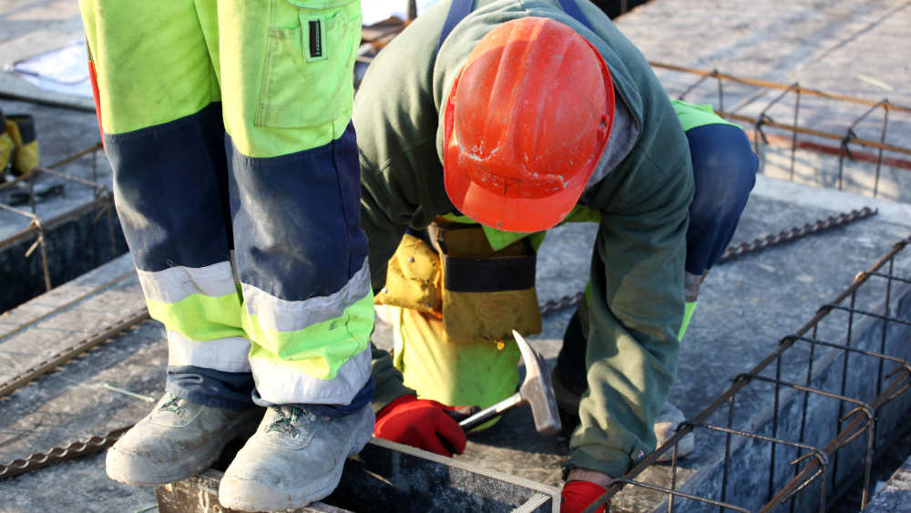 Vor allem in der Land- und Forstwirtschaft sowie im Baugewerbe ist schwere körperliche Arbeit weit verbreitet