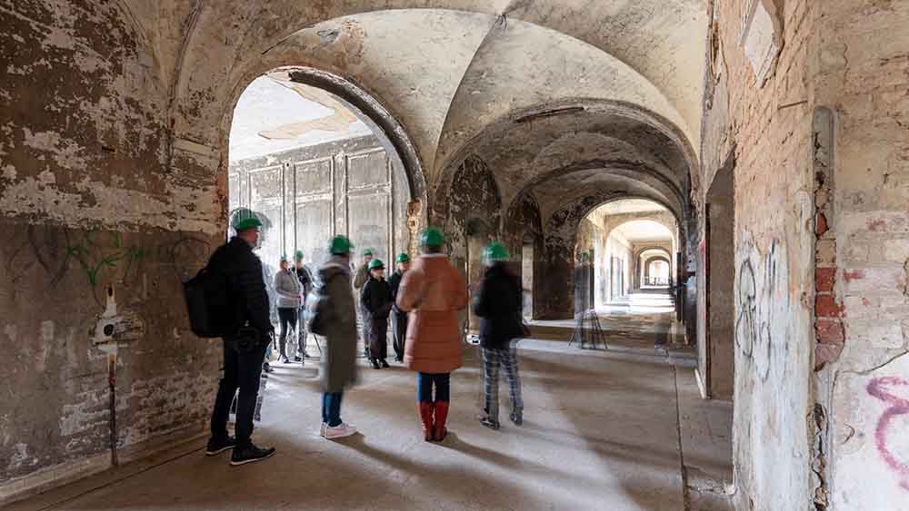 In den Beelitz-Heilstätten bei Berlin locken Besucher mit ihrem morbiden Charme