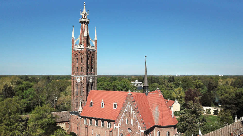 Die St.-Petri-Kirche in Wörlitz, Sachsen-Anhalt. Ihr Bibelturm feiert sein 30-jähriges Bestehen