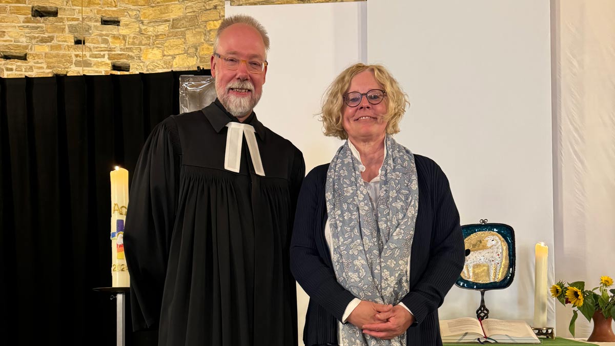 Superintendent Joachim Jeska und Dajana Leverenz beim Gottesdienst in der Osnabrücker Markuskirche.