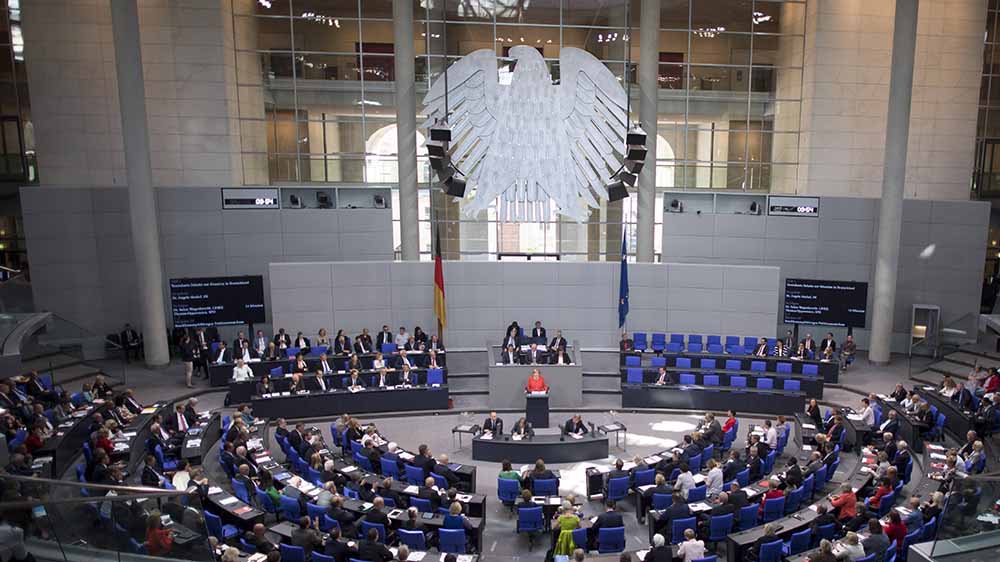 Der 20. Bundestag versammelt sich am Donnerstag, 13. März, zu einer Sondersitzung zum geplanten Sondervermögen im Plenarsaal im Reichstagsgebäude. Dagegen will Fridays for Future protestieren