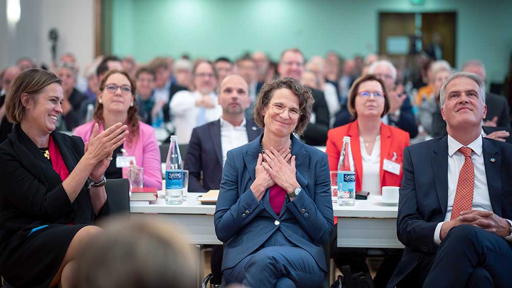 Christiane Tietz (Mitte) ist zur Kirchenpräsidentin der EKHN gewählt worden
