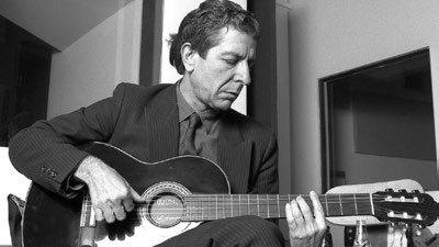 Leonard Cohen musiziert in einem kleinen Aufnahmestudio in Manhattan